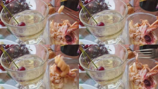 4 .以视频为背景，用叉子吃海鲜，一杯白色起泡酒，特写镜头高清在线视频素材下载