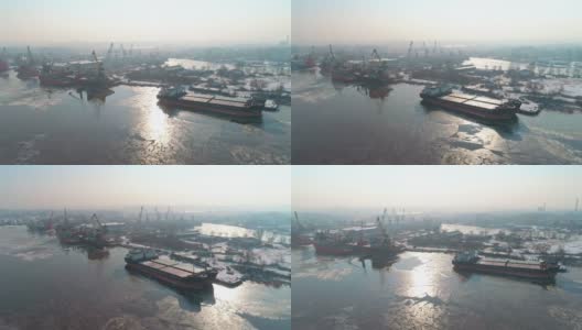 鸟瞰图的工业港口与商业船舶和货物集装箱在冬季。高清在线视频素材下载