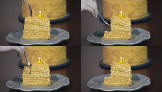 白色木桌上自制的蜂蜜蛋糕。女孩吃蜂蜜蛋糕高清在线视频素材下载