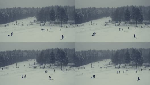 冬季运动，休闲雪橇，滑雪，雪橇。滑雪坡的总镜头。高清在线视频素材下载
