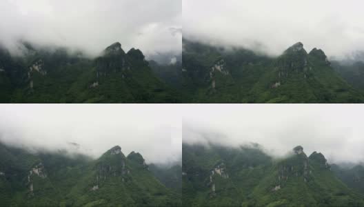 连绵的云雾笼罩着群山。高清在线视频素材下载