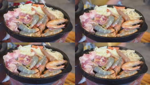 海鲜黄油烧烤虾，蟹条，五花肉，卷心菜，金针菇热锅新鲜黄油自助餐高清在线视频素材下载