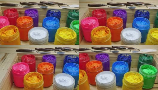 彩色的塑料溶胶墨水在木盒子高清在线视频素材下载