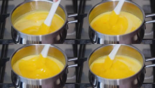 新鲜准备的柠檬蛋奶冻加果汁，放入平底锅，用搅拌器搅打高清在线视频素材下载