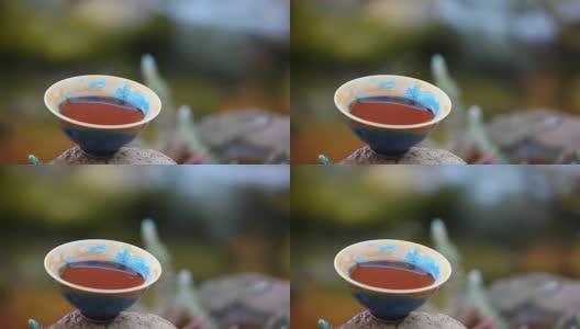 中国红茶与奔流的河流背景高清在线视频素材下载