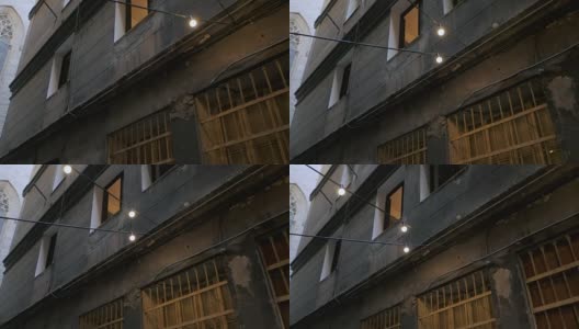 斯坦尼康镜头拍摄:在巴塞罗那的哥特式地区带阳台的房子。巴塞罗那狭窄街道上的老房子的正面。旅行的概念。慢动作高清在线视频素材下载