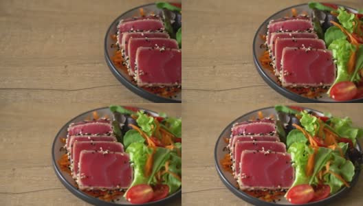 新鲜的金枪鱼配蔬菜沙拉高清在线视频素材下载