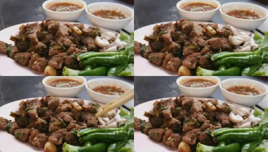 吃炒牛肉沙拉，传统的泰国食品高清在线视频素材下载