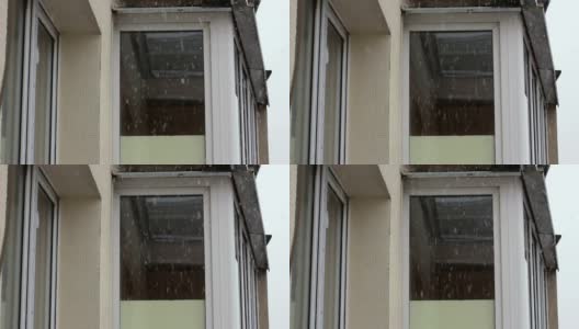 一幢多层建筑的阳台背景上飘着雪花高清在线视频素材下载