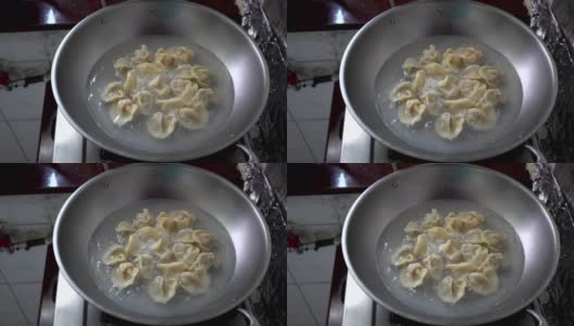 饺子是用平底锅里的沸水煮的。高清在线视频素材下载