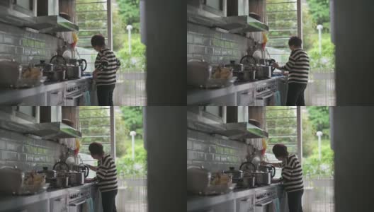 中国老妇人在厨房为家人准备食物高清在线视频素材下载