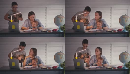压力大的母亲带着年幼的孩子在家庭办公室工作，隔离概念。高清在线视频素材下载