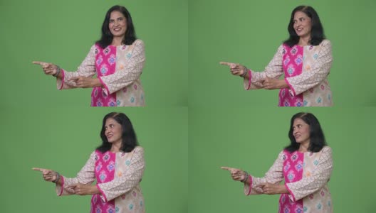 成熟快乐美丽的印度女人微笑着指着一边高清在线视频素材下载