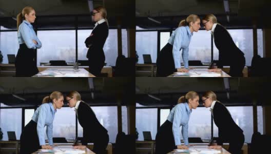 两个女商人互相挑战，在工作中竞争高清在线视频素材下载