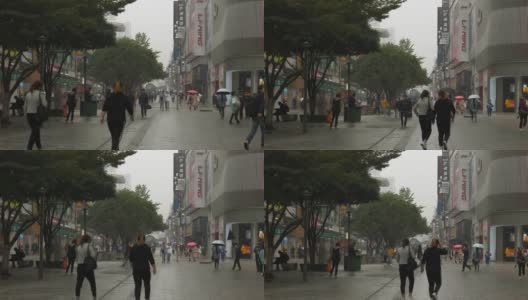 雨天长沙市著名的行人旅游拥挤街道慢镜头全景4k中国高清在线视频素材下载