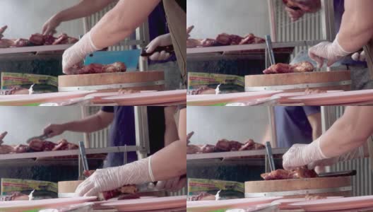 厨师正在切菜板上切烤鸡——泰国街头小吃高清在线视频素材下载