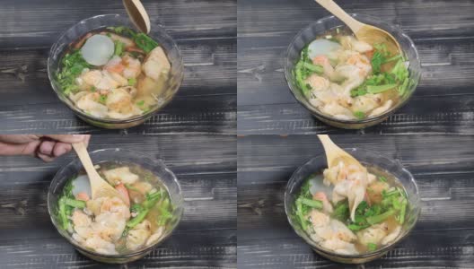 黄蛋面配红叉烧饺和白菜蔬菜汤碗高清在线视频素材下载