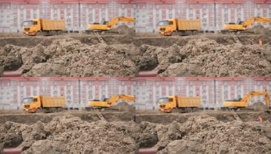 挖掘机用铲斗将粘土装入自卸卡车高清在线视频素材下载