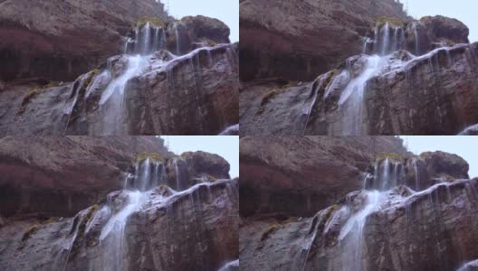 山上的瀑布汇成许多小溪高清在线视频素材下载