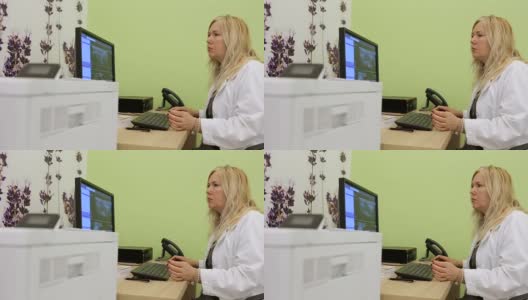 检查扫描结果的女性放射学家高清在线视频素材下载