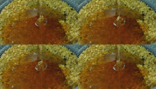 过滤新的提取蜂蜜。采蜜机，用于原蜜的提取和过滤。高清在线视频素材下载