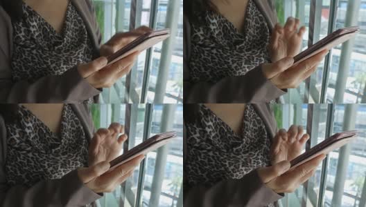 女人的手在电梯里使用智能手机高清在线视频素材下载
