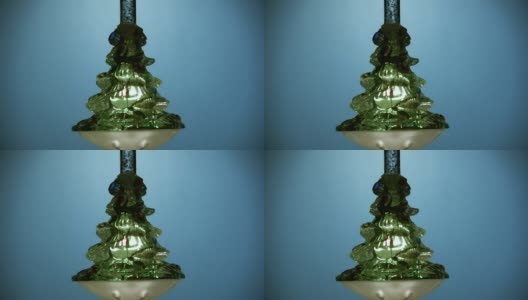 一个古董电子玻璃圣诞气泡装饰的近距离视频，作为圣诞树在一个白色的背景高清在线视频素材下载