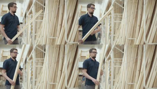 建筑商正在一家建材商店挑选木板高清在线视频素材下载