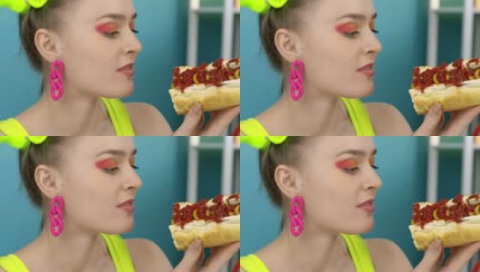 饥肠辘辘的女人吃着蘸酱的大热狗高清在线视频素材下载