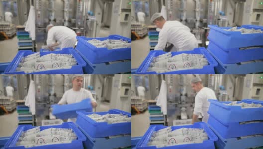 工厂工人收到牛奶袋交付高清在线视频素材下载
