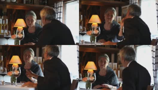 恋爱中的老夫妇共进晚餐;全高清照片JPEG高清在线视频素材下载