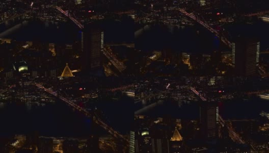 航拍:东河上标志性的布鲁克林和曼哈顿大桥在夜晚被点亮高清在线视频素材下载
