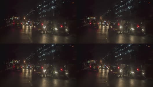 无缝循环时间流逝的汽车行驶在高速公路上的夜晚。视频。汽车在夜间通过隧道行驶在高速公路上的时间间隔。视频。开车穿过街道高清在线视频素材下载