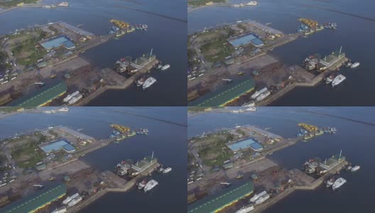 菲律宾，卢塞纳市，Dalahican - 2017年12月28日:渔港和船坞，船并排抛锚。无人机空中高清在线视频素材下载