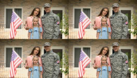 一名美国军人带着家人从房子里拿出钥匙，借出的好处高清在线视频素材下载