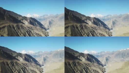尼泊尔喜马拉雅山马南谷的全景照片。山谷里有一条小河。高山。贫瘠的山坡，中间有一些灌木丛。安纳普尔纳峰电路长途跋涉高清在线视频素材下载