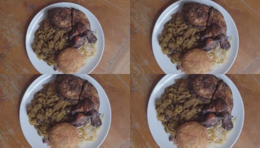 旋转变焦镜头拍摄牙买加食物-烤鸡，米饭和豌豆，煎饺子高清在线视频素材下载