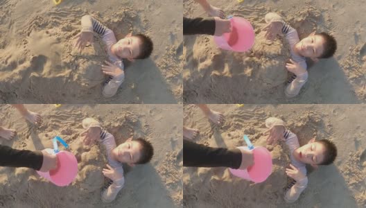 亚洲的孩子们在沙滩上微笑着玩耍高清在线视频素材下载