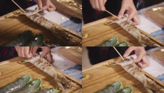 新鲜的螳螂虾在木制砧板上，新鲜的生螳螂虾的特写高清在线视频素材下载
