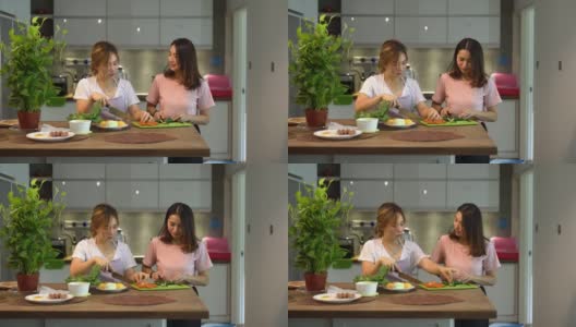 亚洲华人姐妹一起在厨房做早餐高清在线视频素材下载