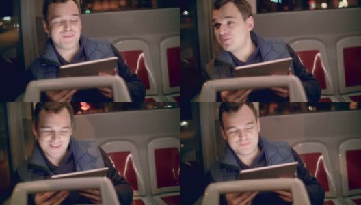一个拿着平板电脑的男人在公交车上视频聊天高清在线视频素材下载
