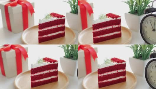 白桌上木碟草莓奶油蛋糕，摄影车从左向右拍摄高清在线视频素材下载