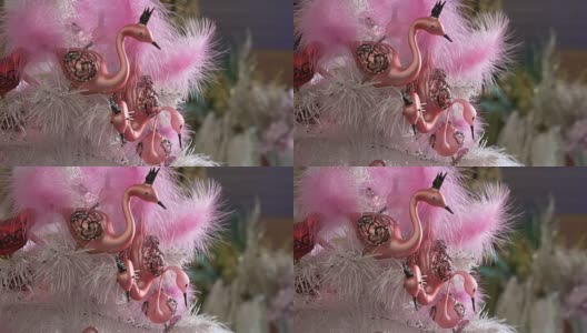 美丽的装饰圣诞树与粉红色的孔雀的装饰品。高清在线视频素材下载