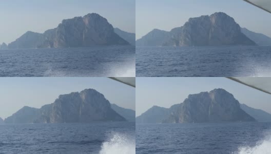 卡普里岛岸边陡峭的悬崖。高山越过蓝色的大海。船驶到岛上。意大利蒙特卡高清在线视频素材下载