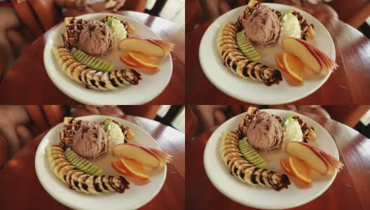 华夫饼配冰淇淋和水果。高清在线视频素材下载