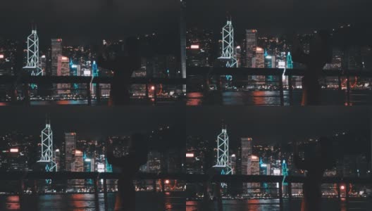 旅行者们用手机拍摄香港的夜景。高清在线视频素材下载