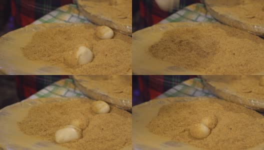慢镜头中，人们在夜市用花生粉做蛋糕麻糬高清在线视频素材下载