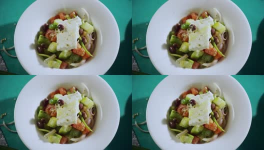 厨师正在准备传统的希腊沙拉高清在线视频素材下载