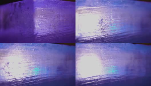 冰雕在夜晚蓝光的照射下。近距离高清在线视频素材下载