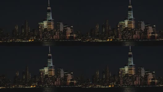 神奇的夜晚在水上观察曼哈顿，纽约市被灯光照亮高清在线视频素材下载